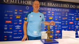 Mano recebeu um presente na Toca II pelos 200 jogos no comando do Cruzeiro