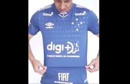 Camisa nova, que vai estrear, acabou sendo revelada durante o vídeo de apresentação  do Banco Renner como patrocinador máster do clube celeste