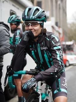 No Dia da Mulher, a ciclista suíça Nicole Hanselmann simboliza que ainda há muito machismo a se combater no esporte olímpico (Crédito: reprodução)