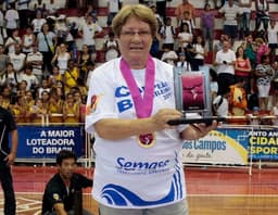 Laís Elena comemora a conquista da LBF (Liga do Basquete Feminino) de 2011,comandando o Santo André (Crédito: Gaspar Nóbrega/LBF)