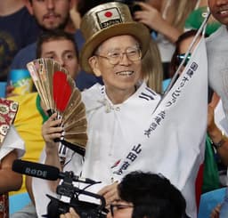 Naotoshi Yamada, o “Vovô Olímpico”, posa para os fotógrafos durante a Olimpíada Rio-2016 (Crédito: JIJI PRESS/ AFP)