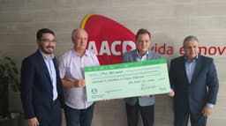 Após determinação de presidente do STJD, Felipão entregou cheque de doação na AACD