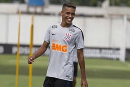 Pedrinho em treino do Corinthians