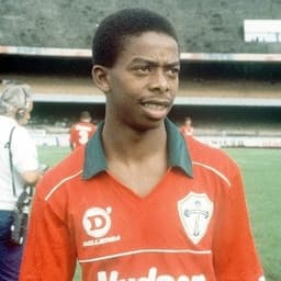 Dener iniciou sua trajetória no futebol com a camisa da Portuguesa