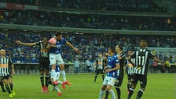 Fred marcou o gol, mas o VAR analisou corretamente que a bola bateu no braço do camisa 9 do Cruzeiro, anulando o terceiro gol da Raposa