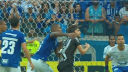 A imagem mostrou que Dedé puxou Igor Rabello comentendo pênalti, mas a jogada foi ignorada pelo VAR