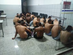 A polícia prendeu os "brigões" que se enfrentaram depois do jogo entre Raposa e Esmeraldino, no Mineirão