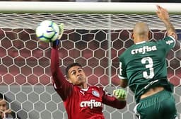O goleiro Gomes defende chute na final da Copa do Brasil Sub-20