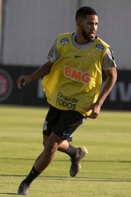 Everaldo só fez um treino com bola no Corinthians
