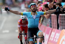 Dario Cataldo vence 15ª etapa do Giro d'Italia