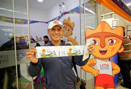Torcedor exibe os ingressos para o Pan-Americano de Lima 2019. Vendas foram iniciadas nesta segunda (27) e superaram a expectativa para o primeiro dia (Crédito: Divulgação)