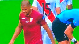 Rondón com camiseta sem número na omoplata em Venezuela x Peru