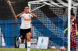 O atacante Sandoval comemora o terceiro e último gol do Corinthians na partida