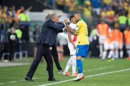 Brasil x Peru - Gol Dani Alves