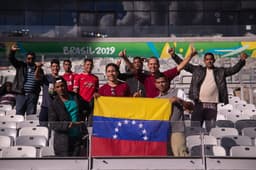 O Mineirão e o COL cederam entradas para mais de 1 mil pessoas verem de perto uma partida internacional de futebol. Entre os contemplados, havia refugiados venezuelanos (foto)