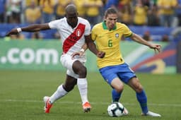 Brasil x Peru - Filipe Luís
