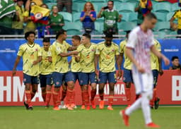 Jogadores comemoram o gol da Colômbia