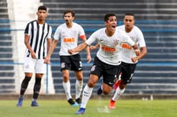 Jorge Colman comemora o gol que deu a vitória ao Corinthians contra o Santos