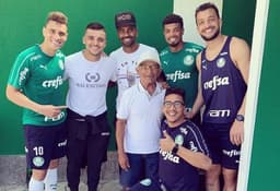 Avô de Victor Luis visitou o elenco do Palmeiras neste sábado, na Academia de Futebol