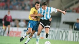 Brasil 2 (4) x (2) 2 Argentina - Copa América 1995 -&nbsp;O primeiro jogo oficial entre Brasil e Argentina após o título de 1993 ocorreu dois anos depois, pelas quartas, no Uruguai. O jogo ficou marcado pelo gol de Túlio ajeitado com a mão. A Seleção passou na decisão por pênaltis.&nbsp;<br>