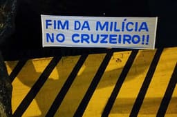 Faixas protestando contra a diretoria celeste foram afixadas próximas à sede do Cruzeiro