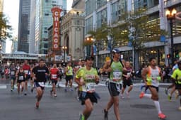 Corredores da Maratona de Chicago passam pelo Chicago Theatre (Divulgação)
