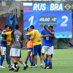 Jogadores brasileiros festejam vitória sobre a Rússia na semifinal da Universíade