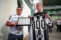 Adíson recebeu uma placa comemorativa do jogo 100 pelo clube das mãos do presidente Sérgio Sette Câmara