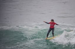 Chloe Calmon surfe pan