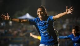 O time feminino do Cruzeiro além de garantir o acesso à primeira divisão do Brasileiro, vai disputar o ´título em sua primeira participação nacional