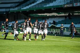Jogadores do Corinthians festejam gol marcado no Couto Pereira