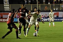 Vitória e América-MG fizeram um jogo de poucas emoções no Barradão