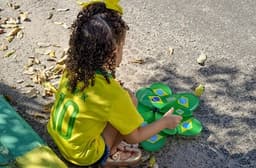 Criança com a camisa da Seleção Brasileira