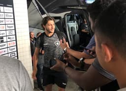 Marcinho na chegada do Botafogo ao Nilton Santos