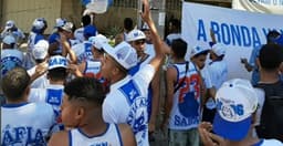 Foi o terceiro dia seguido de protestos contra a diretoria celeste por parte da organzada do clube, que antes tinha vínculos com os atuais gestores do Cruzeiro