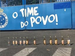 Foram colocadas 11 garradas de cachaça na entrada do CT cruzeirense, além de uma faixa com o nome de 11 atletas do clube celeste