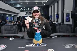 Aline carmo, vencedora do Ladies pôquer