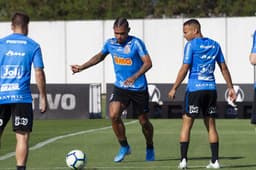 Júnior Urso deve voltar ao time titular do Corinthians