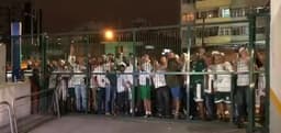 Protesto de torcedores do Palmeiras na noite deste domingo