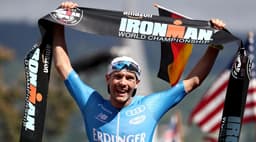 Patrick Lange comemora o bicampeonato no Mundial de Ironman, em Kona. Alemão é um dos favoritos ao título de 2019. (Divulgação)