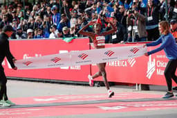 Brigid Kosgei vence a Maratona de Chicago e bate o recorde mundial, com 2h14m04s. (Divulgação)