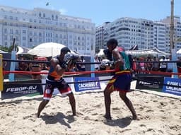 BeachBoxing foi realizado na praia de Copacabana durante o ensolarado domingo carioca (Foto: Divulgação/BeachBoxing)