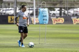 Fagner volta ao time titular do Corinthians após cumprir suspensão na última rodada