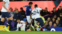 Everton x Tottenham - Son quebra a perna de André Gomes