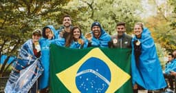 Fredison Costa (de preto) com outros brasileiros após a Maratona de Nova York 2019. (Divulgação)