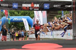 José Belarmino vibra com a vitória no Ironman 70.3 São Paulo. (Fábio Falconi/Unlimited Sports)