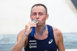 Stefano Baldini beija a medalha da Maratona de Atenas 2019. (Divulgação)