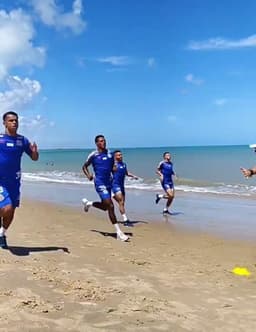 Santos treina em praia do Ceará