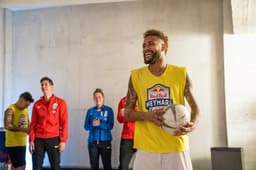 Neymar Jr interage com amigos e campeões de seu torneio mundial