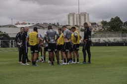 Tiago Nunes durante conversa com os jogadores do sistema defensivo do Corinthians